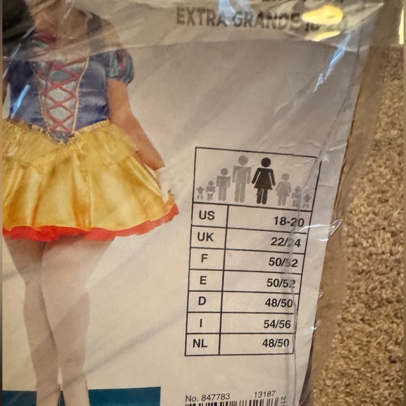 Adult Snow White Costume Size XXL - Picture 10 of 10